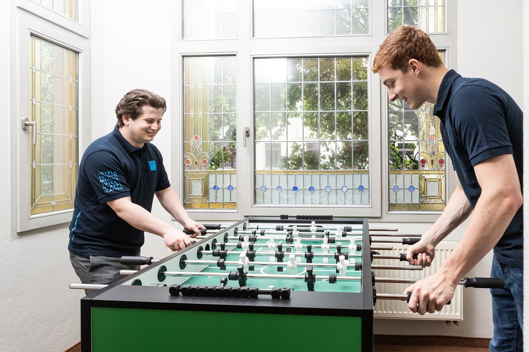 Unsere BA-Studenten Paul und Robin bei der "Arbeit".