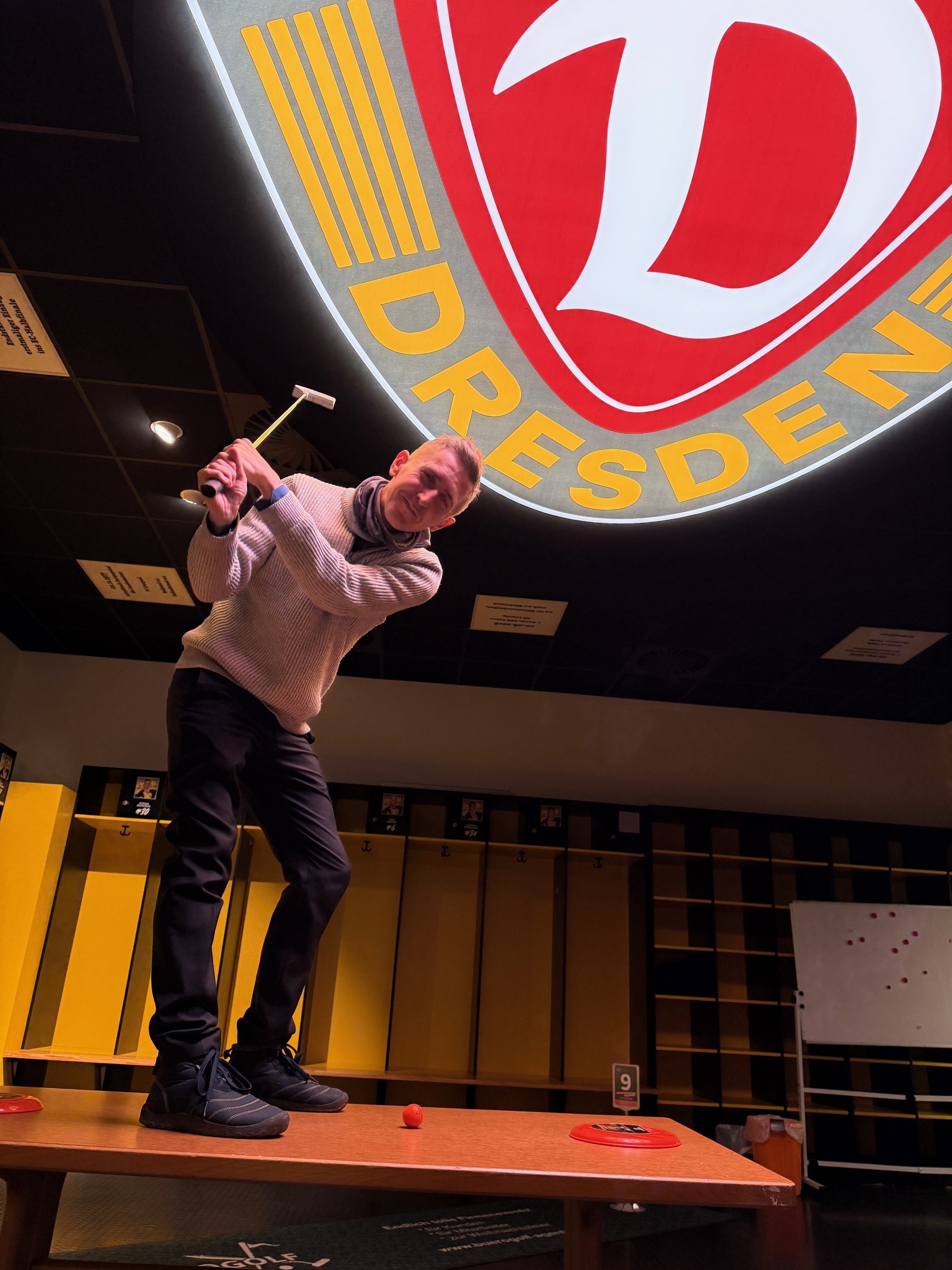 Weihnachtsfeier mit Schwung: Bürogolf im Rudolf-Harbig-Stadion