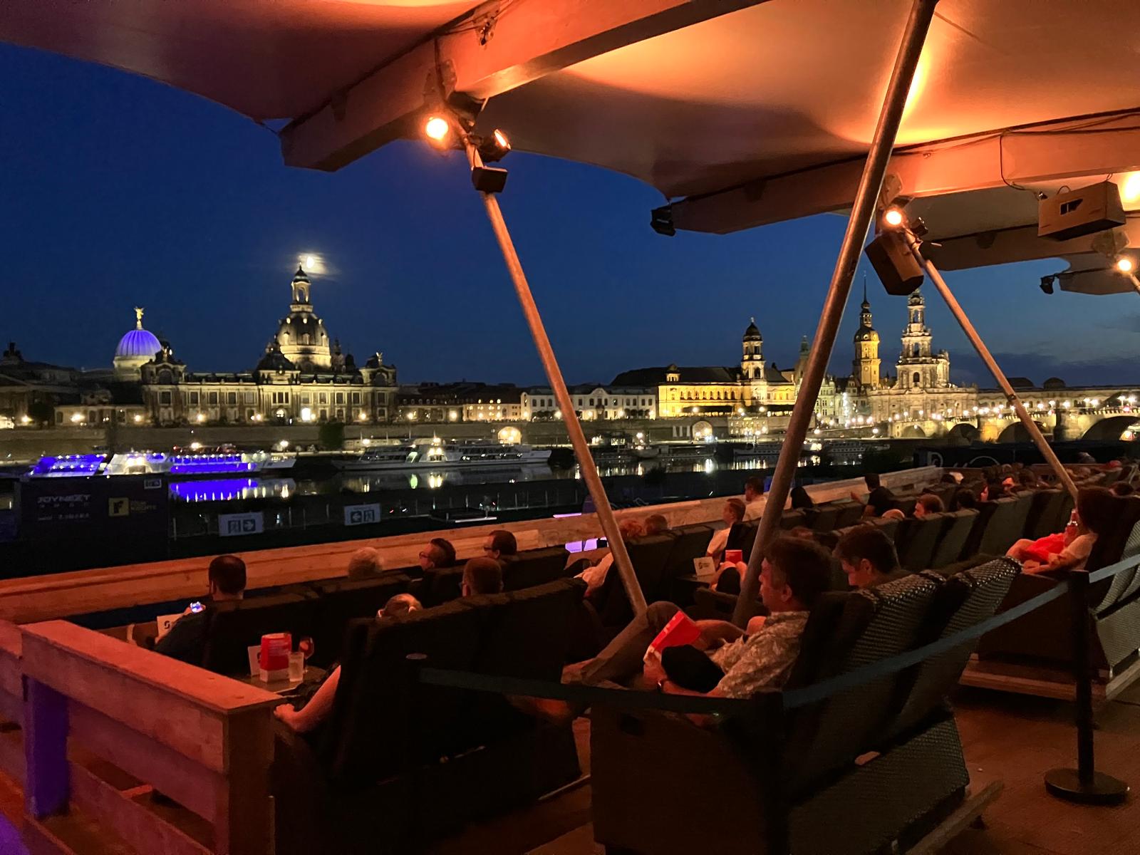 Filmabend am Elbufer: Kino unter Sternen